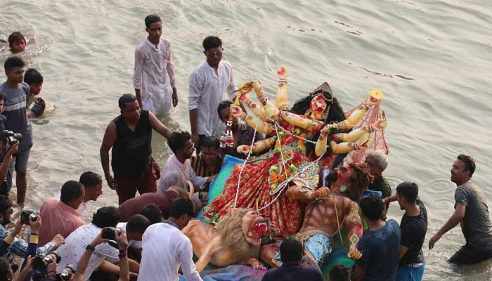 প্রতিমা বিসর্জনের মধ্য দিয়ে শেষ হলো দুর্গোৎসব