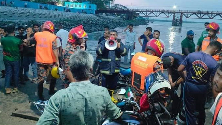 চট্টগ্রামে নৌকায় ফেরির ধাক্কায় নিখোঁজ ২ 