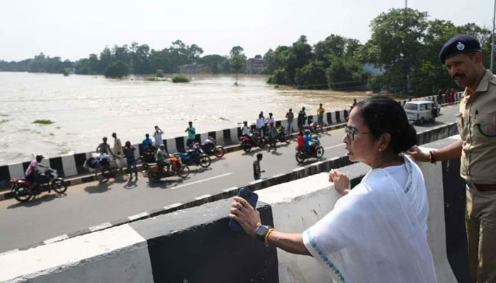 বন্যায় ডুবছে পশ্চিমবঙ্গ, কেন্দ্রীয় সরকারের দিকে আঙ্গুল মমতার