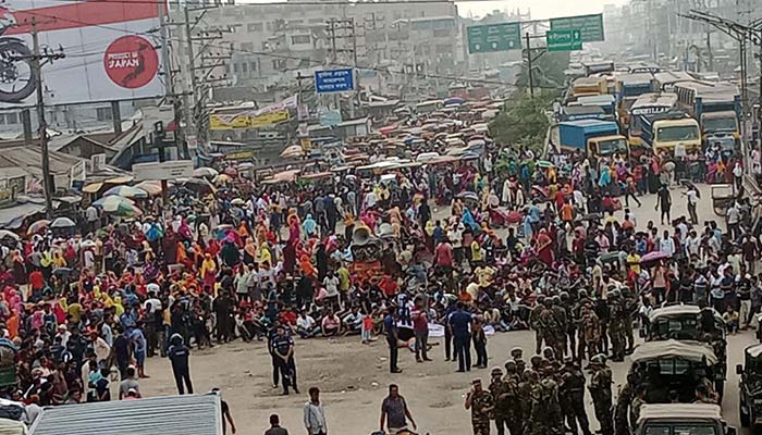 আশুলিয়ায় বকেয়া বেতনের দাবিতে শ্রমিকদের মহাসড়ক অবরোধ