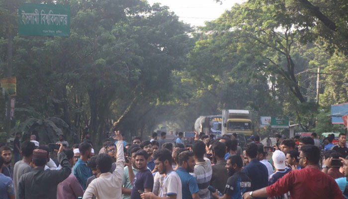 ইবিতে ভিসি নিয়োগের দাবিতে কুষ্টিয়া- খুলনা মহাসড়ক অবরোধ