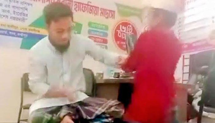 শিক্ষকের পিটুনিতে শিশু রক্তাক্ত, ২৩ সেকেন্ডে ২১ বার বেত্রাঘাত 