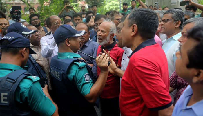 আন্দোলনে এবার মাঠে নেমেছেন শিক্ষকরা