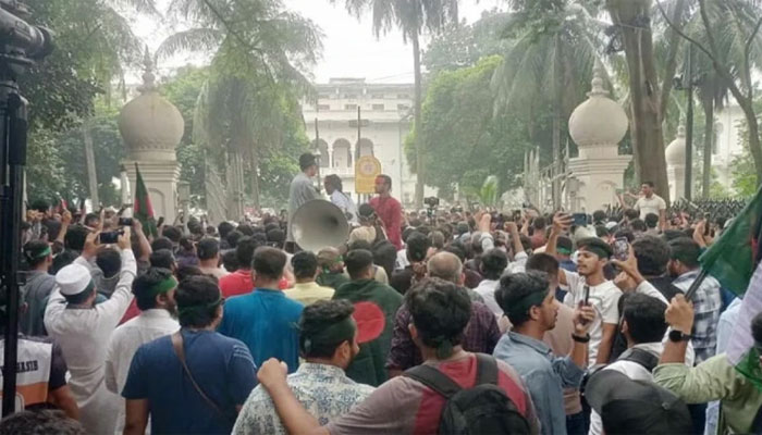 হাইকোর্ট ঘেরাও করেছেন শিক্ষার্থীরা