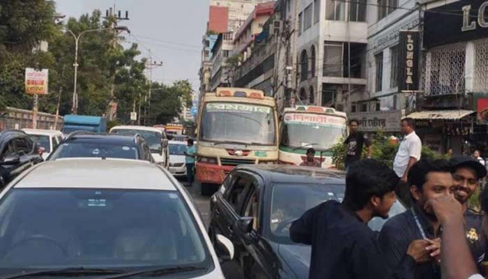 সাত কলেজের শিক্ষার্থীদের সড়ক অবরোধ, তীব্র যানজট