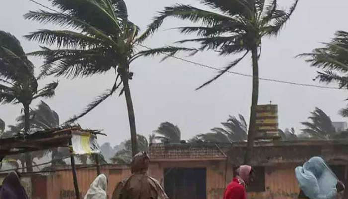 বৃহস্পতিবার আঘাত হানতে পারে ঘূর্ণিঝড় ‘ডানা’