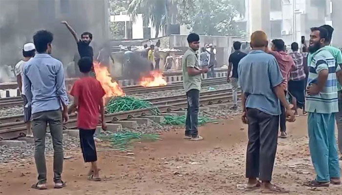 মহাখালীতে অবরোধ ঢাকার সঙ্গে সারাদেশের রেল যোগাযোগ বন্ধ